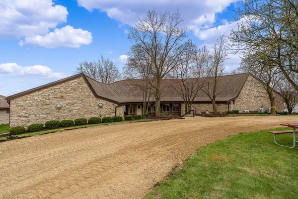 $425,900 | 2085 Lake Summerset Road, Davis, IL 61019