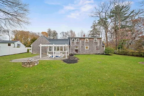a view of house with garden