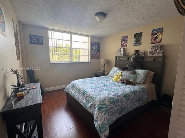 Kendale Lakes Miami, FL 33183 - Photo 15 of 19 a bedroom with a bed and a window