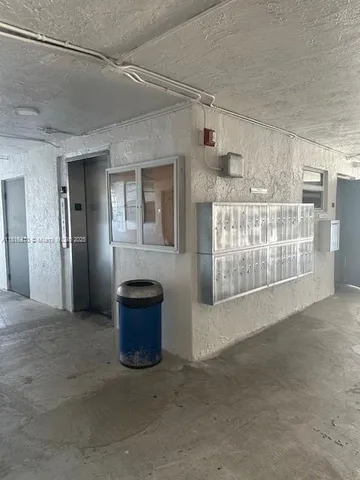 a view of livingroom with furniture