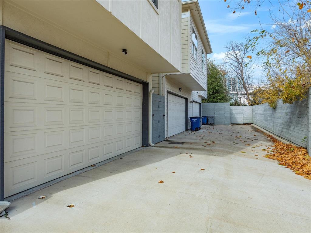2802 Lee Street Dallas, TX 75206 - Photo 33 of 40 a view of a garage