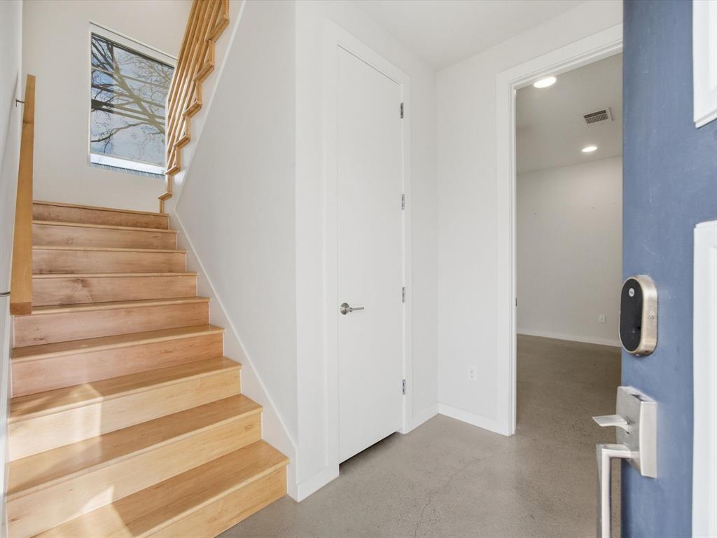 2802 Lee Street Dallas, TX 75206 - Photo 7 of 40 a view of entryway