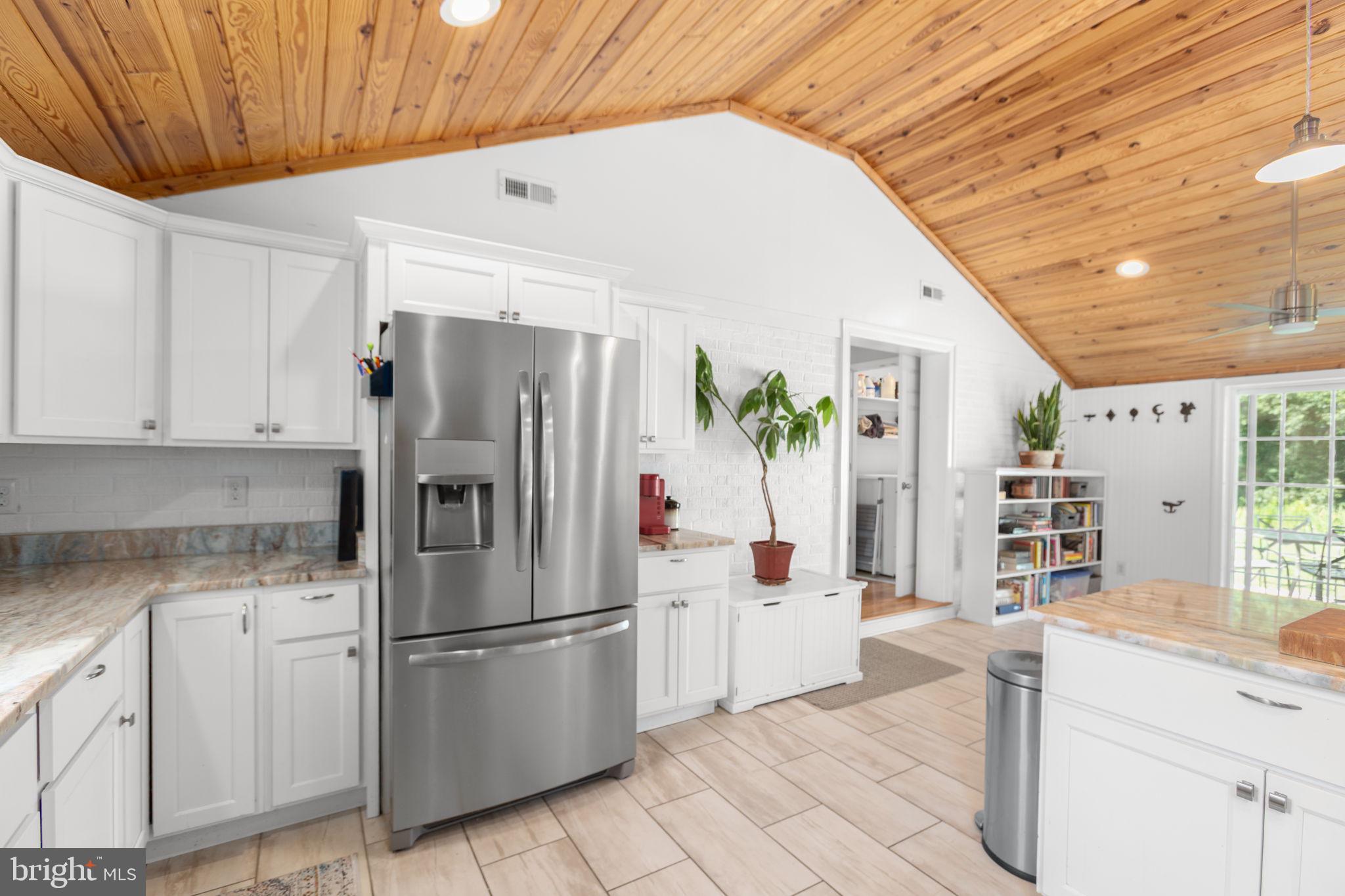 7228 Courthouse Road Spotsylvania, VA 22551 - Photo 4 of 63 Amazing kitchen with vaulted ceiling