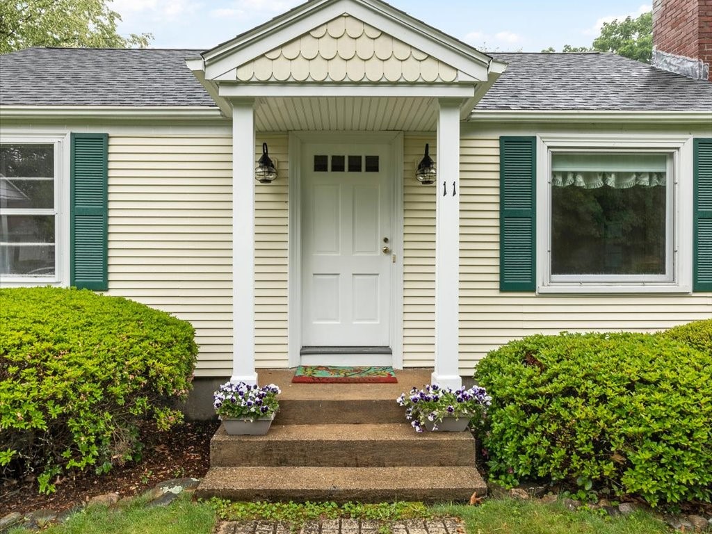 11 Overfield Road East Greenwich, RI 02818 - Photo 3 of 18 Gallery Image 3