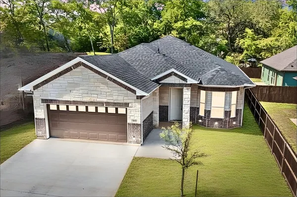 $289,000 | 413 Henderson Street, Bonham, TX 75418