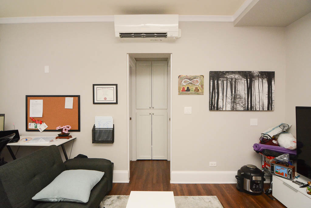 817 West Lakeside Place, Unit 408 Chicago, IL 60640 - Photo 5 of 17 a living room with furniture and a window