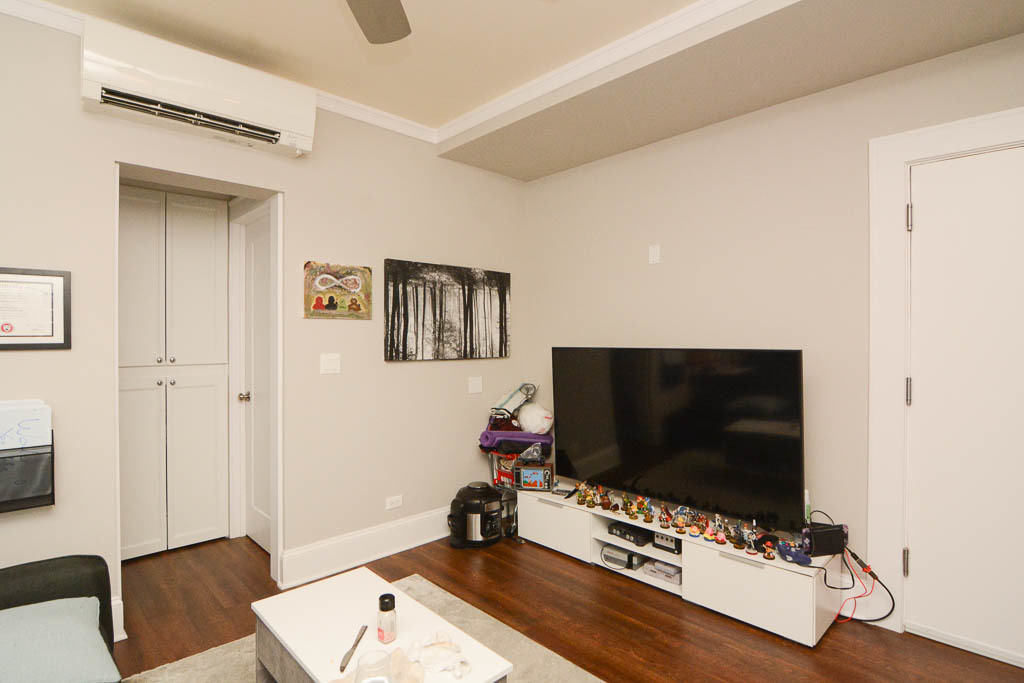 817 West Lakeside Place, Unit 408 Chicago, IL 60640 - Photo 6 of 17 a living room with furniture and a flat screen tv