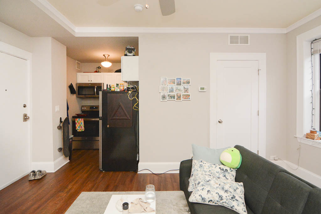 817 West Lakeside Place, Unit 408 Chicago, IL 60640 - Photo 7 of 17 a living room with furniture and a table