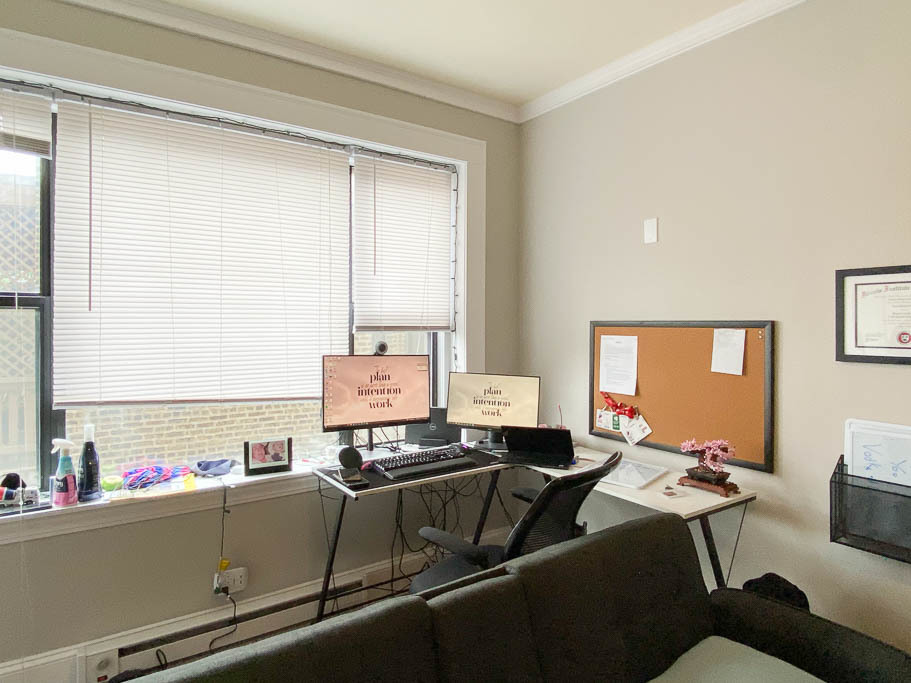 817 West Lakeside Place, Unit 408 Chicago, IL 60640 - Photo 9 of 17 a living room with furniture and a window