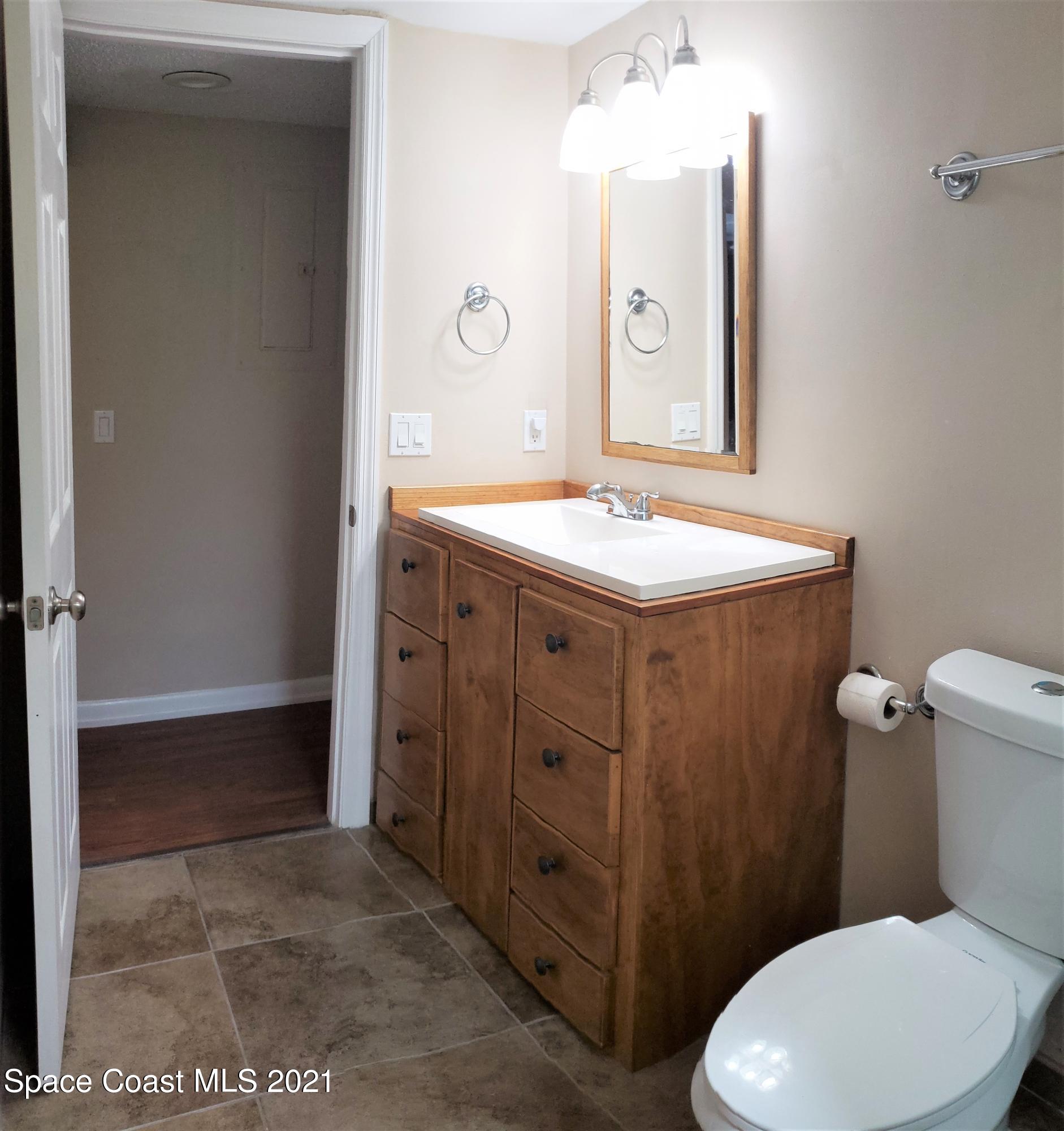 653 Ridge Club Drive, Unit 27 Melbourne, FL 32934 - Photo 7 of 31 Bathroom