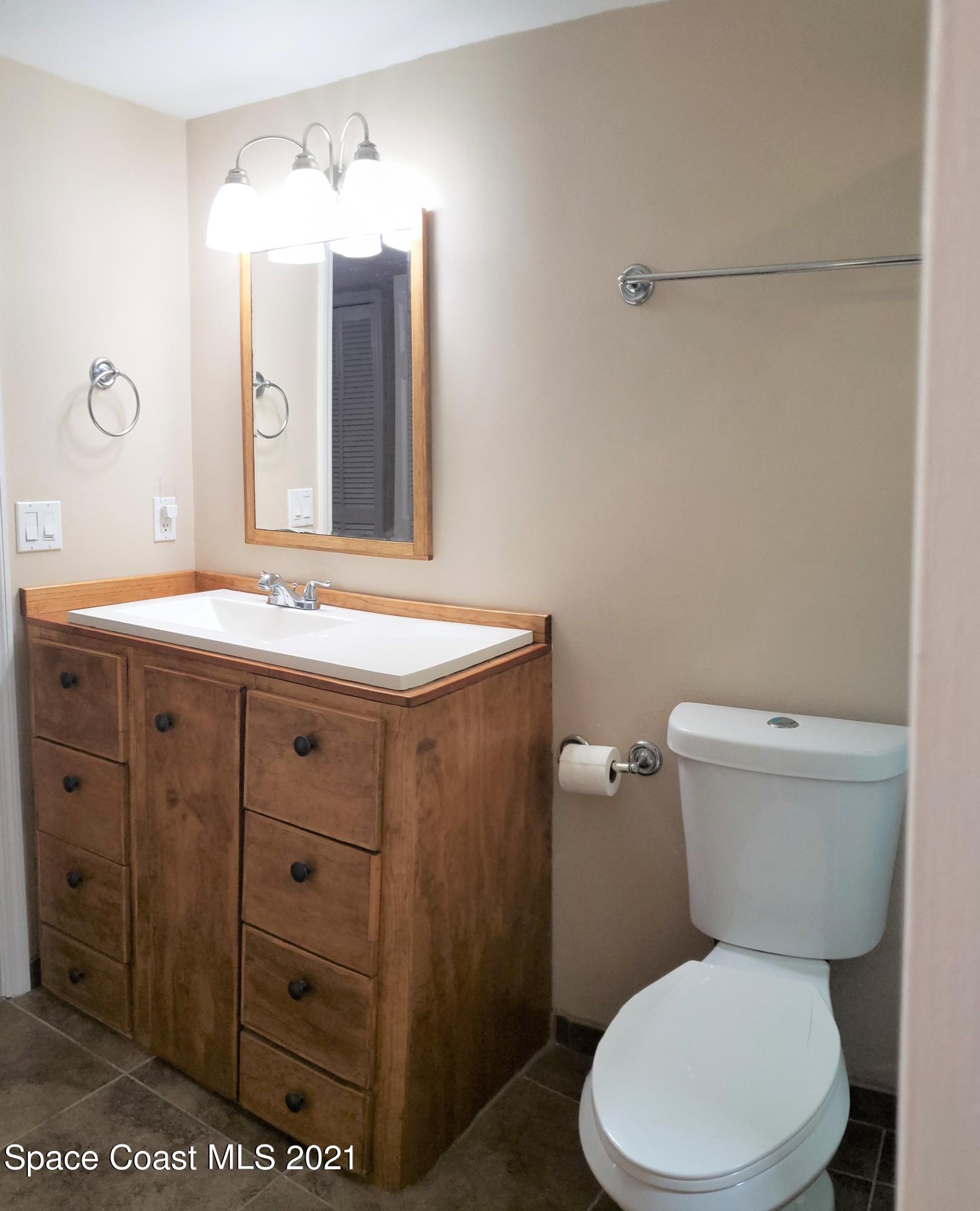653 Ridge Club Drive, Unit 27 Melbourne, FL 32934 - Photo 8 of 31 Bathroom