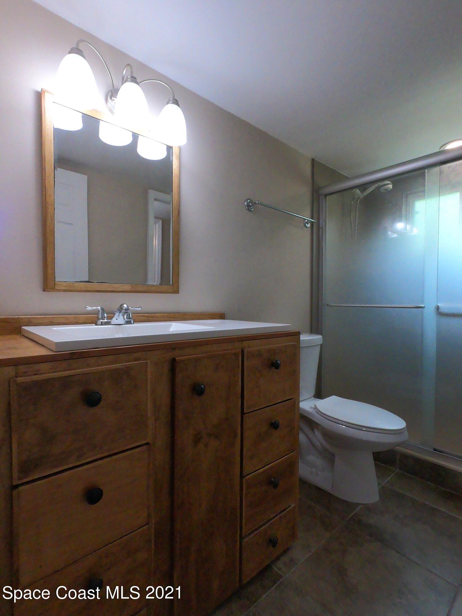 653 Ridge Club Drive, Unit 27 Melbourne, FL 32934 - Photo 9 of 31 Bathroom