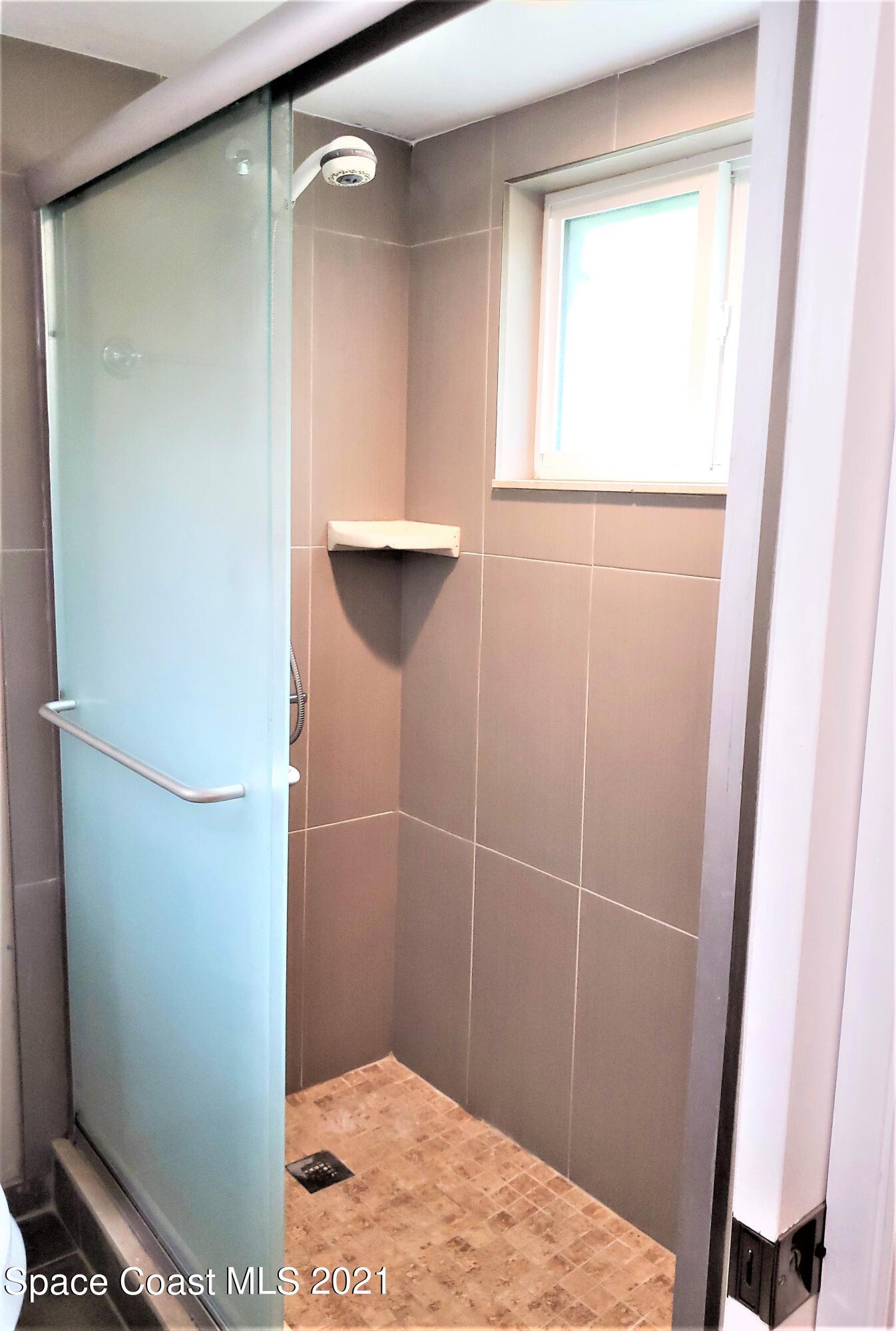 653 Ridge Club Drive, Unit 27 Melbourne, FL 32934 - Photo 10 of 31 Shower