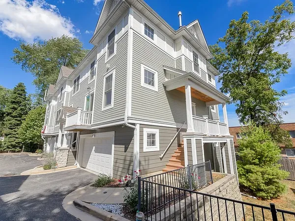 $3,300 | 415 North President Street, Unit A, Wheaton, IL 60187