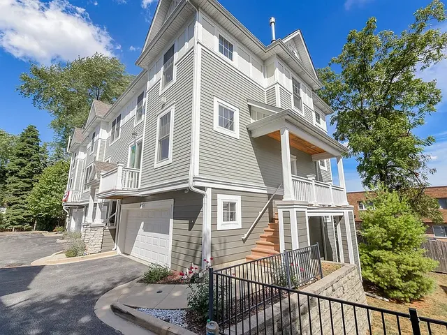 $3,300 | 415 North President Street, Unit A, Wheaton, IL 60187