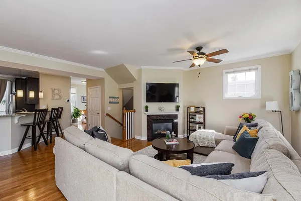 $3,300 | 415 North President Street, Unit A, Wheaton, IL 60187