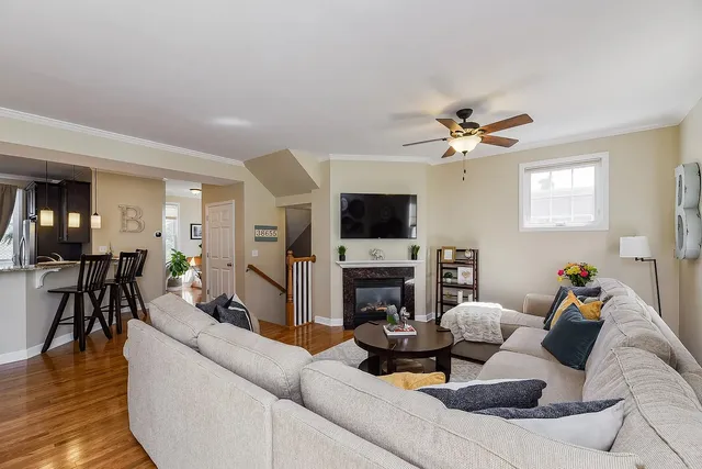 $3,300 | 415 North President Street, Unit A, Wheaton, IL 60187