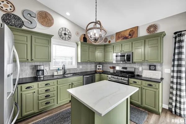 $289,900 | 1821 Parkfield Drive, Pekin, IL 61554