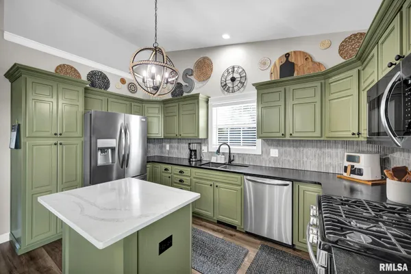 $289,900 | 1821 Parkfield Drive, Pekin, IL 61554