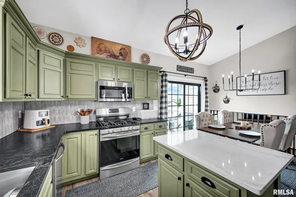 $289,900 | 1821 Parkfield Drive, Pekin, IL 61554