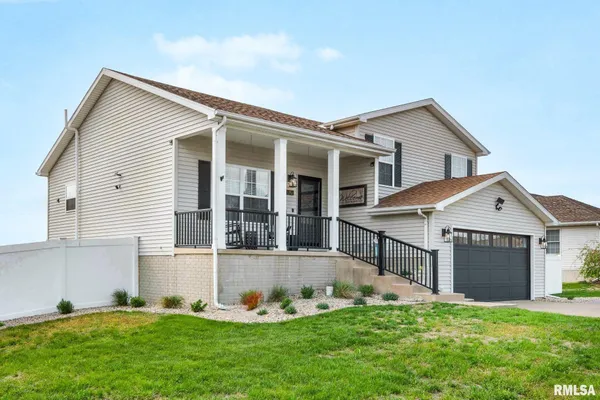 $289,900 | 1821 Parkfield Drive, Pekin, IL 61554