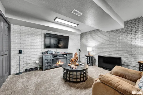 $289,900 | 1821 Parkfield Drive, Pekin, IL 61554