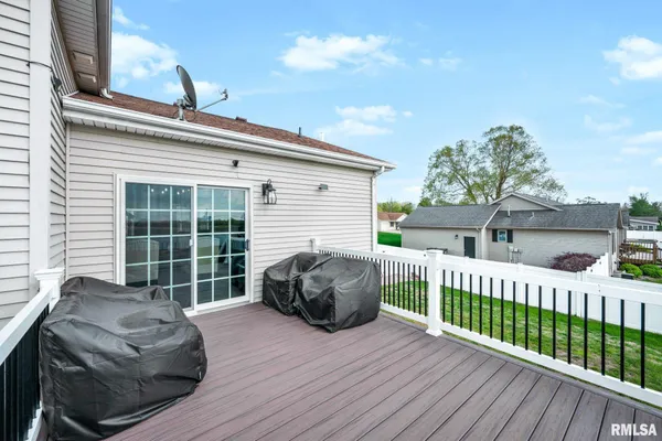 $289,900 | 1821 Parkfield Drive, Pekin, IL 61554