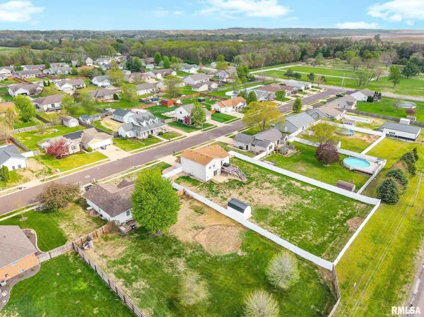 $289,900 | 1821 Parkfield Drive, Pekin, IL 61554