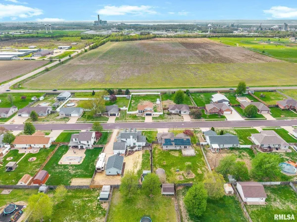 $289,900 | 1821 Parkfield Drive, Pekin, IL 61554