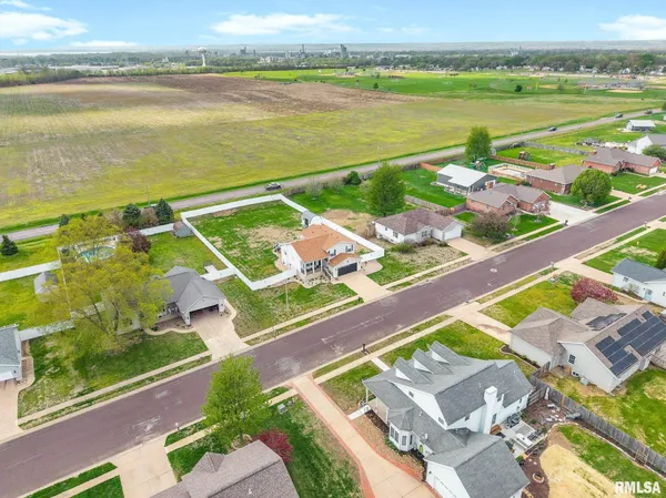 $289,900 | 1821 Parkfield Drive, Pekin, IL 61554