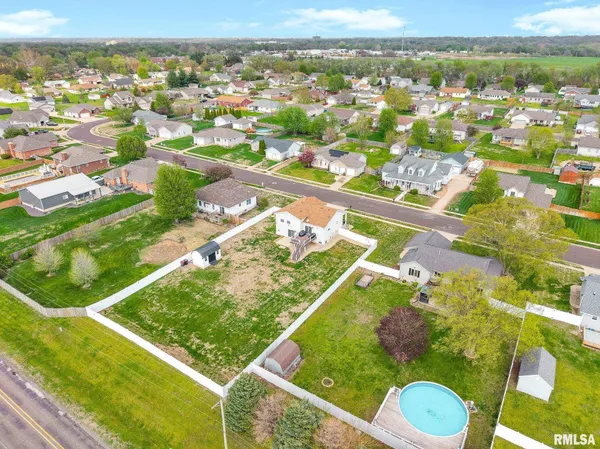 $289,900 | 1821 Parkfield Drive, Pekin, IL 61554