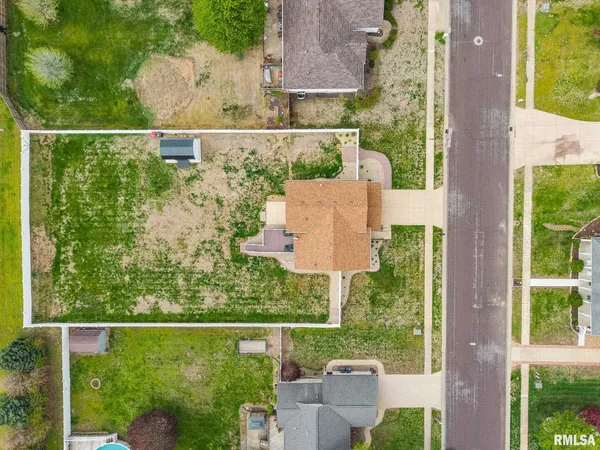 $289,900 | 1821 Parkfield Drive, Pekin, IL 61554