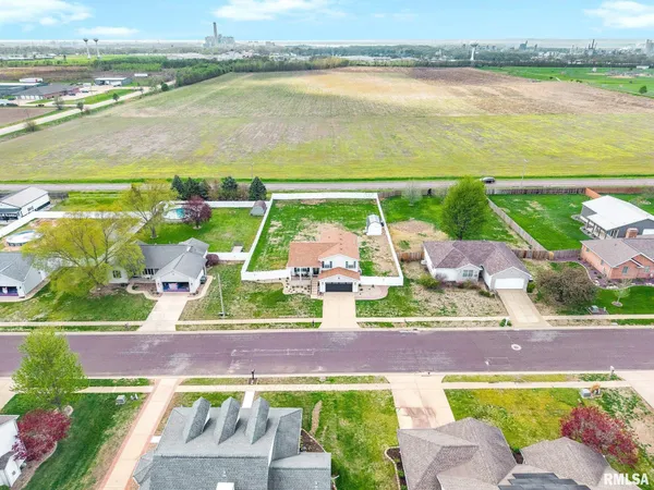 $289,900 | 1821 Parkfield Drive, Pekin, IL 61554