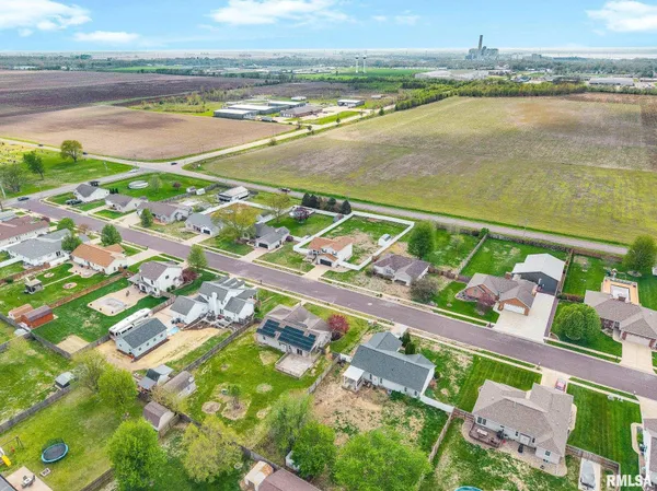 $289,900 | 1821 Parkfield Drive, Pekin, IL 61554