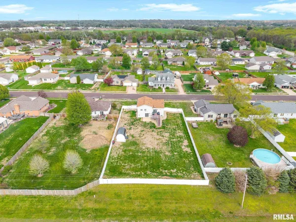 $289,900 | 1821 Parkfield Drive, Pekin, IL 61554