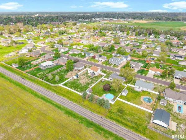 $289,900 | 1821 Parkfield Drive, Pekin, IL 61554