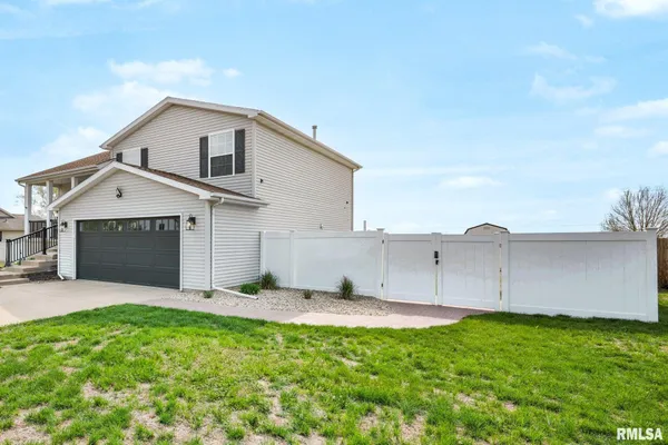 $289,900 | 1821 Parkfield Drive, Pekin, IL 61554