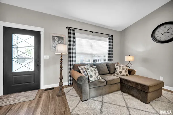 $289,900 | 1821 Parkfield Drive, Pekin, IL 61554