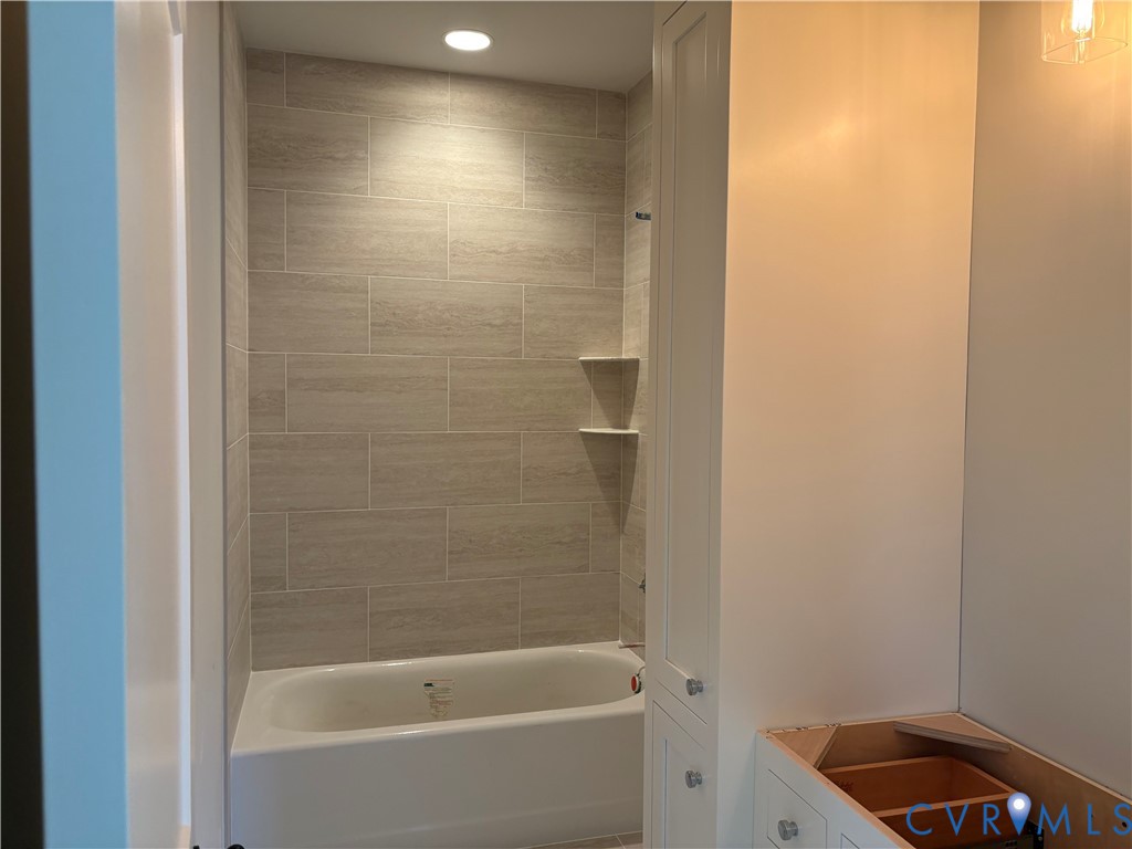15085 Lebanon Road Disputanta, VA 23842 - Photo 9 of 17 a bathroom with a bathtub