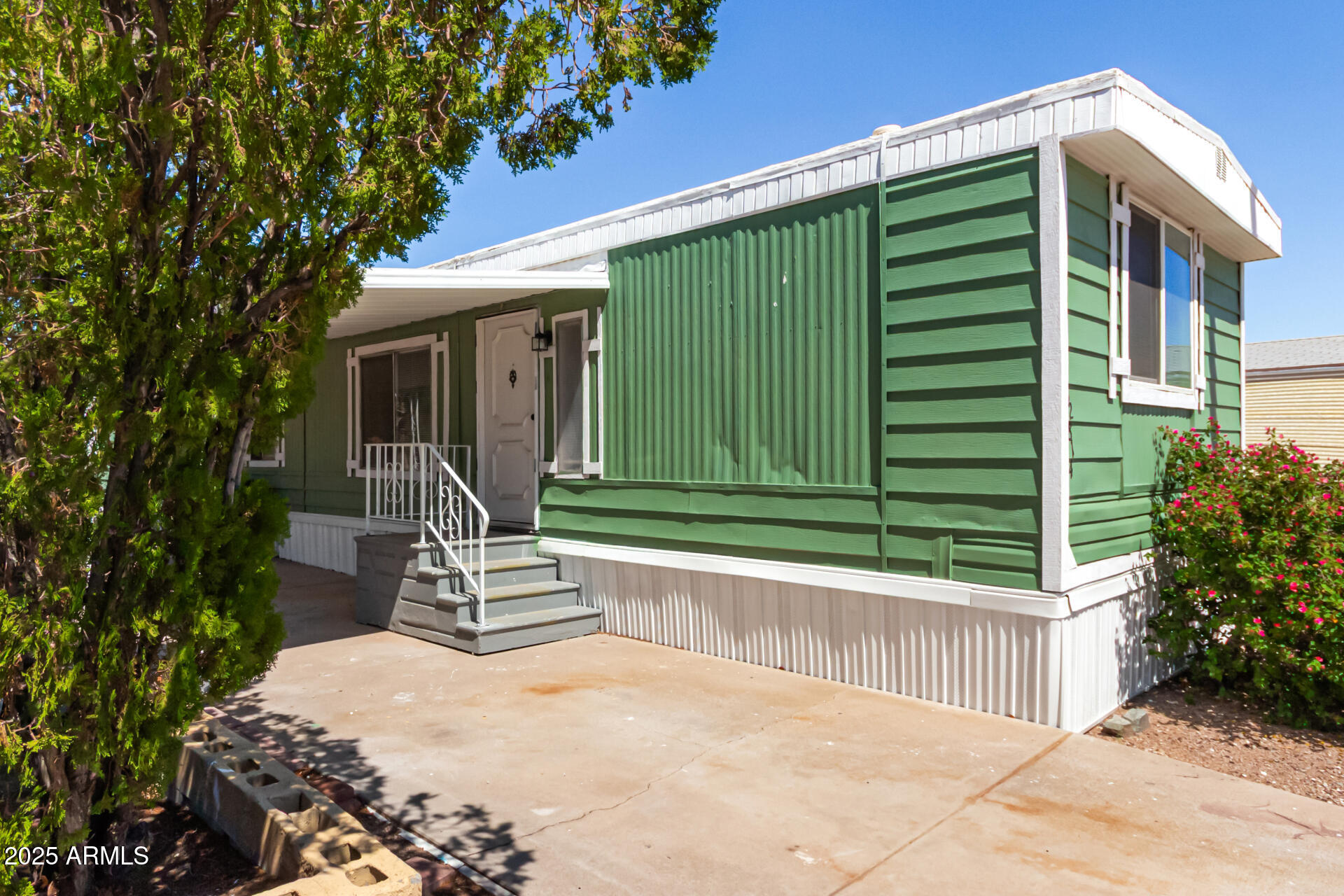 12814 North 19th Place, Unit 19 Phoenix, AZ 85022 - Photo 4 of 29 a front view of a house with a garden