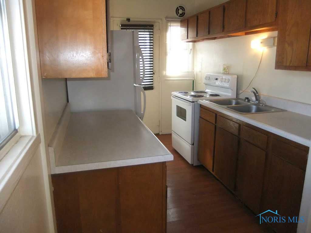 4225 Packard Road Toledo, OH 43612 - Photo 2 of 12 Kitchen.