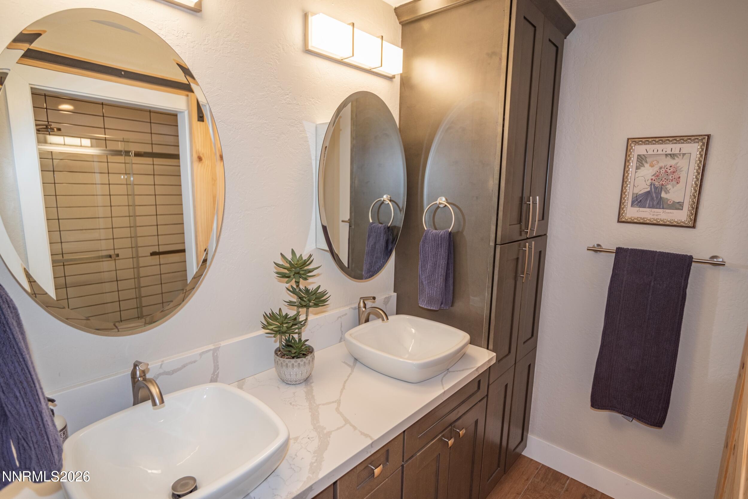 460 Shady Ln Court Reno, NV 89509 - Photo 29 of 51 29 - Upstairs Hall Bath I - 43161