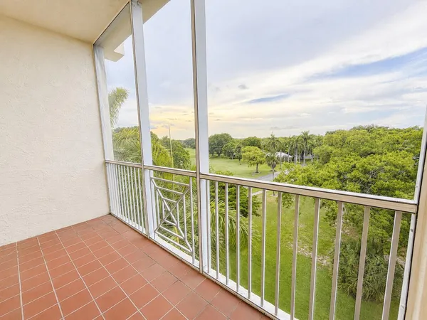 $2,800 | 3600 Oaks Clubhouse Drive, Unit 501, Pompano Beach, FL 33069