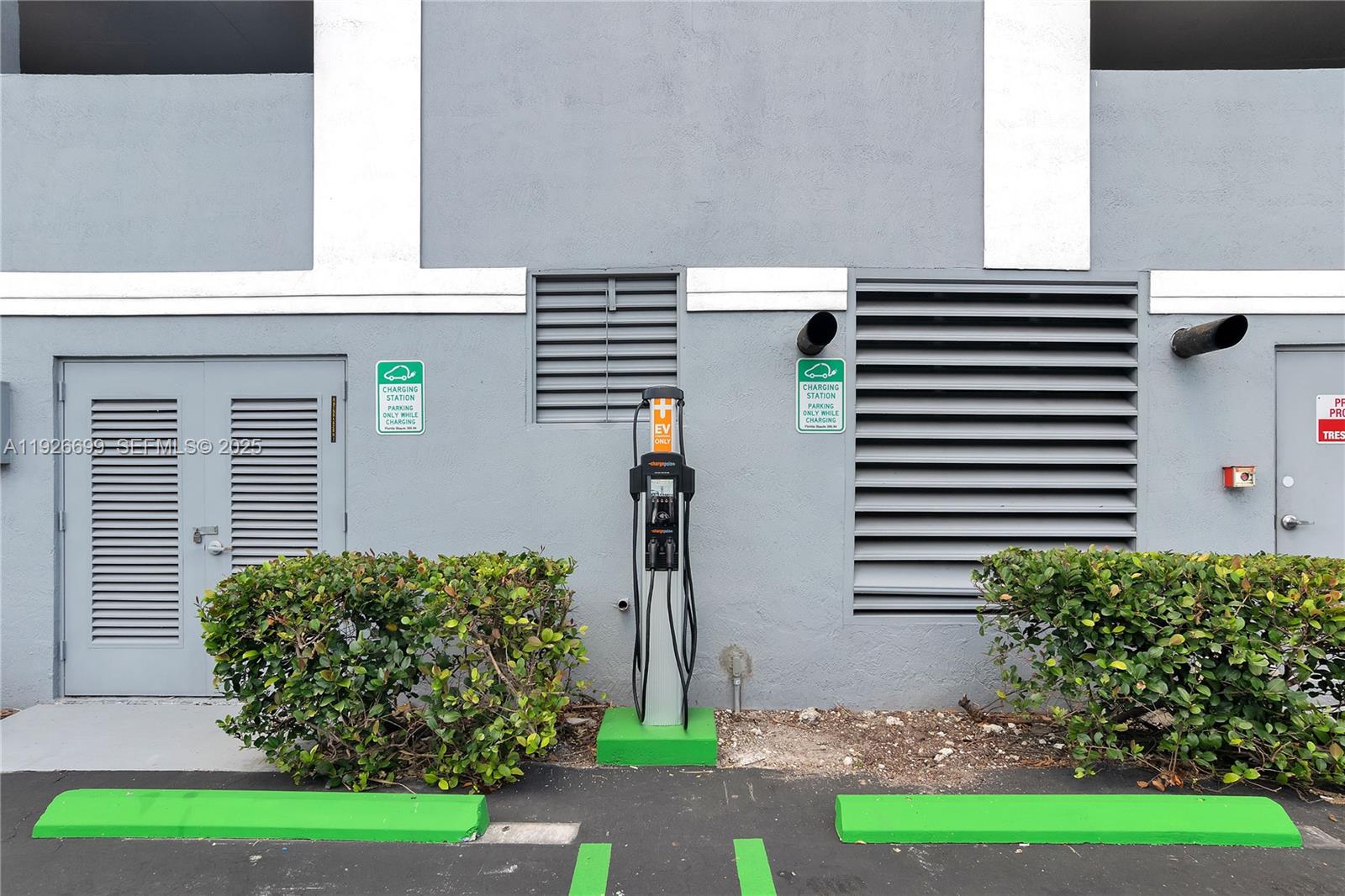 5077 Northwest 7th Street, Unit 610 Miami, FL 33126 - Photo 19 of 20 a view of a back yard of the house