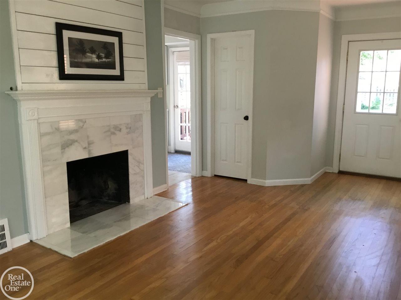 1545 Roslyn Road Grosse Pointe, MI 48236 - Photo 40 of 51 31357981-40.JPG