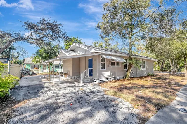 a view of a house with a yard