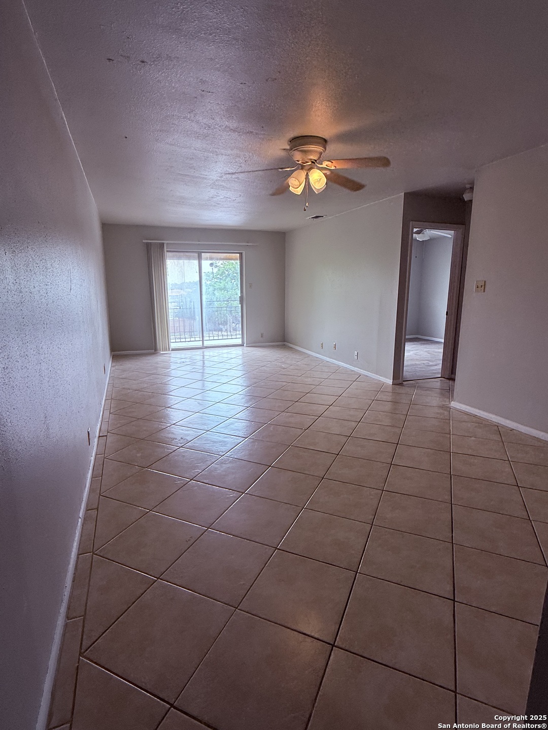 923 Vance Jackson Road, Unit 804 San Antonio, TX 78201 - Photo 2 of 10 a view of a livingroom with a fan