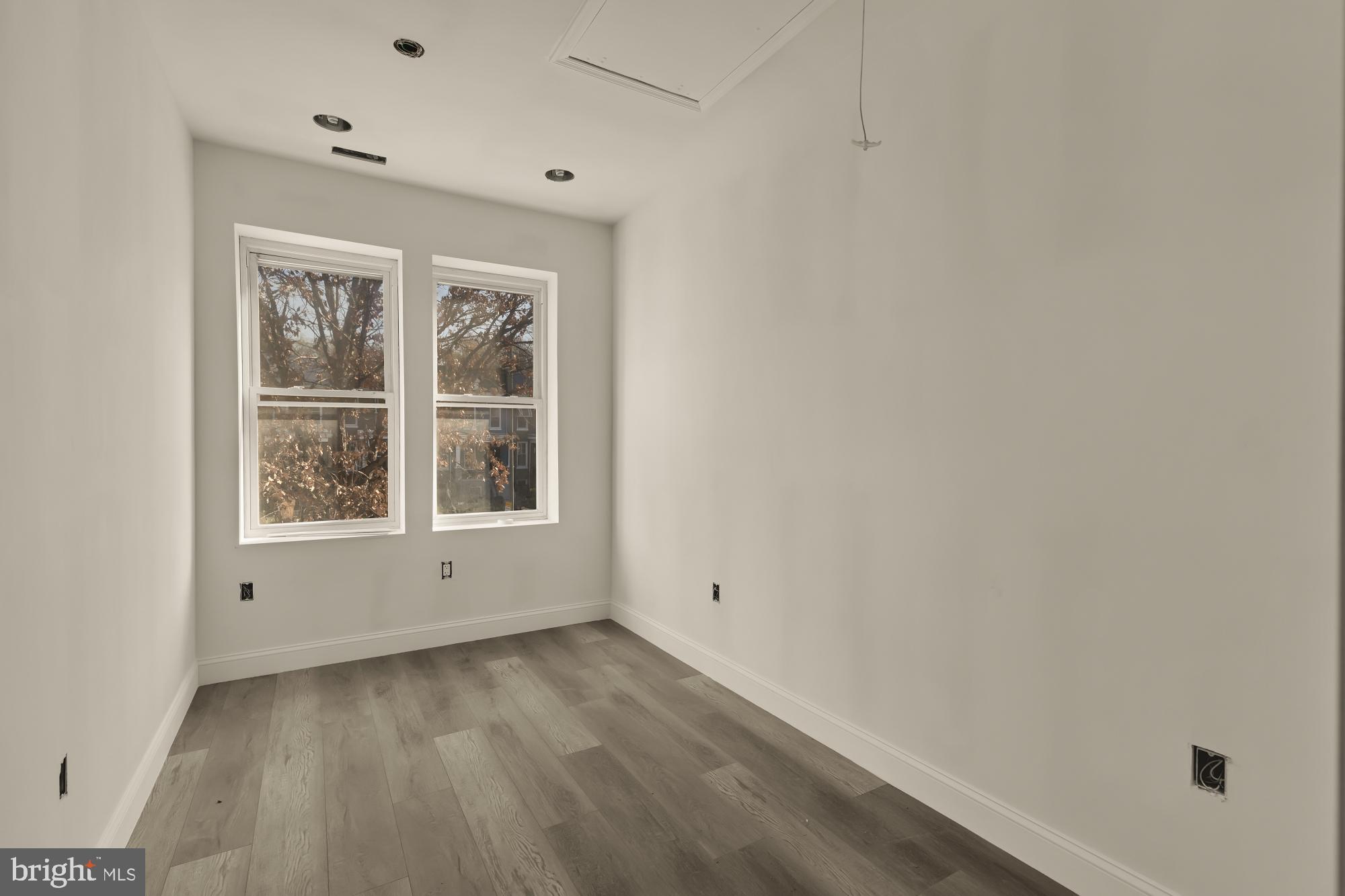 2324 North Capitol Street Northwest Washington, DC 20002 - Photo 27 of 35 an empty room with a window