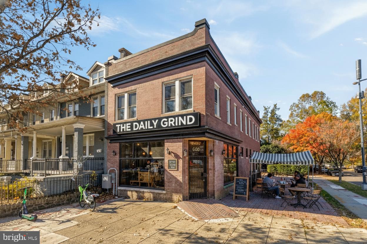 2324 North Capitol Street Northwest Washington, DC 20002 - Photo 3 of 35 a front view of a building with sitting area