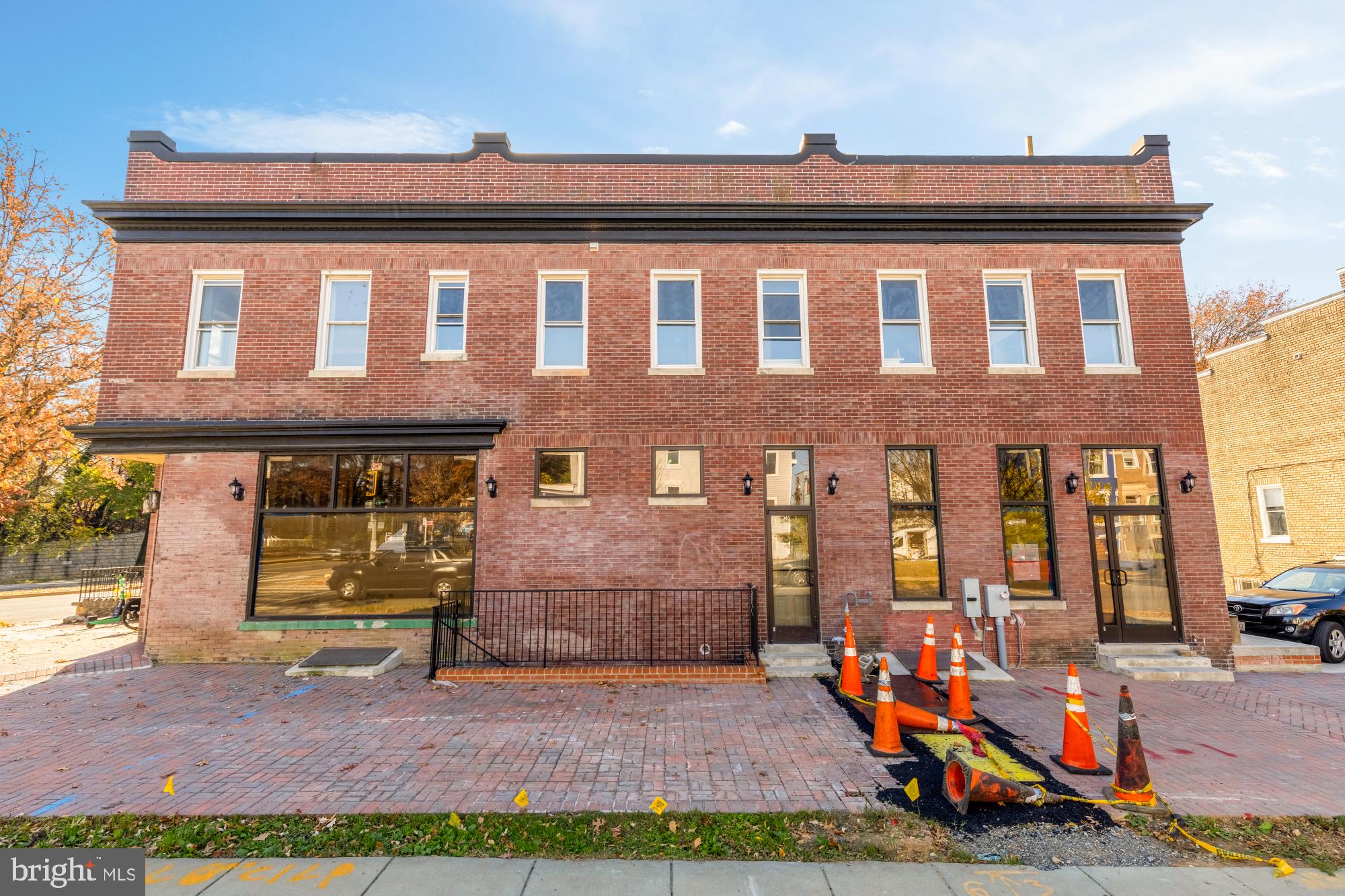 2324 North Capitol Street Northwest Washington, DC 20002 - Photo 7 of 35 a front view of a house with garden